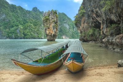 Thailändisch lernen mit Mondly - Boote in thailand am Strand